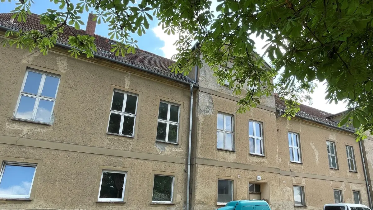Gutshaus Petershagen bei Frankfurt (Oder): Ende des 16. Jahrhunderts von Familie von Strantz erbaut und Ende des 18. Jahrhunderts von Familie von Ihlow erweitert, ist seit 80 Jahren Wohnhaus von Petershagener Familien.