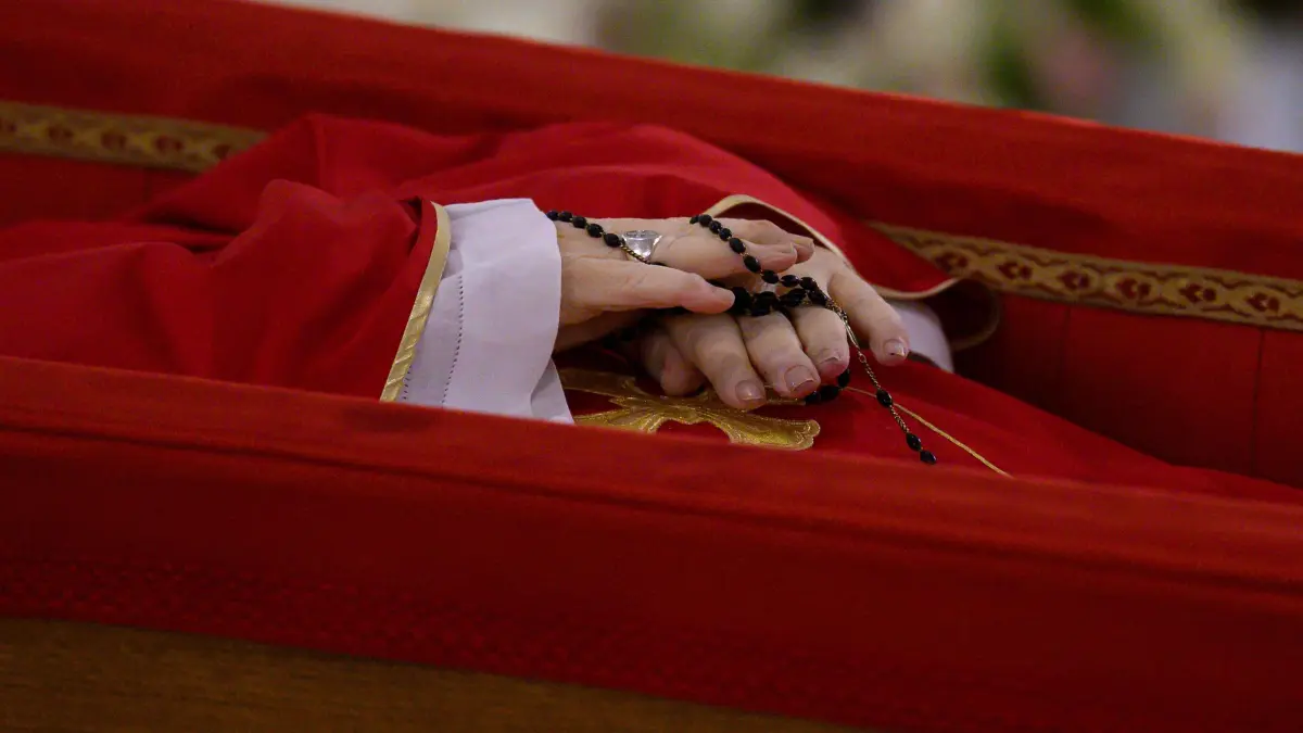EDITORS NOTE: Graphic content / This photo taken on April 21, 2025 and handout on April 22, 2025 by The Vatican Media shows Pope Francis in his open coffin during the rite of the Confirmation of the Death of the Pontiff at the Chapel of Santa Marta in The Vatican. (Photo by Handout / VATICAN MEDIA / AFP) / RESTRICTED TO EDITORIAL USE - MANDATORY CREDIT "AFP PHOTO / VATICAN MEDIA" - NO MARKETING - NO ADVERTISING CAMPAIGNS - DISTRIBUTED AS A SERVICE TO CLIENTS