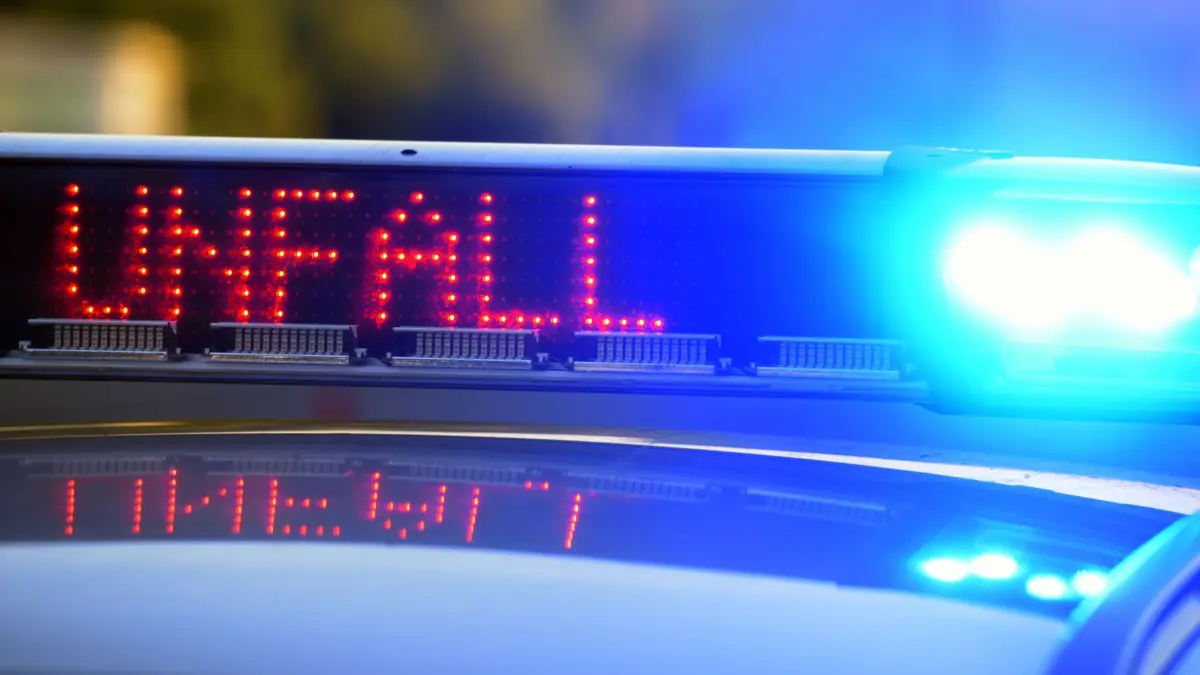ARCHIV - 12.06.2017, Bayern, Günzburg: Auf einem Polizeifahrzeug warnt eine Leuchtschrift vor einer Unfallstelle. (zu dpa: «Zwei Verletzte bei Autounfall - Fahrer unter Drogen flüchtet») Foto: Stefan Puchner/dpa +++ dpa-Bildfunk +++