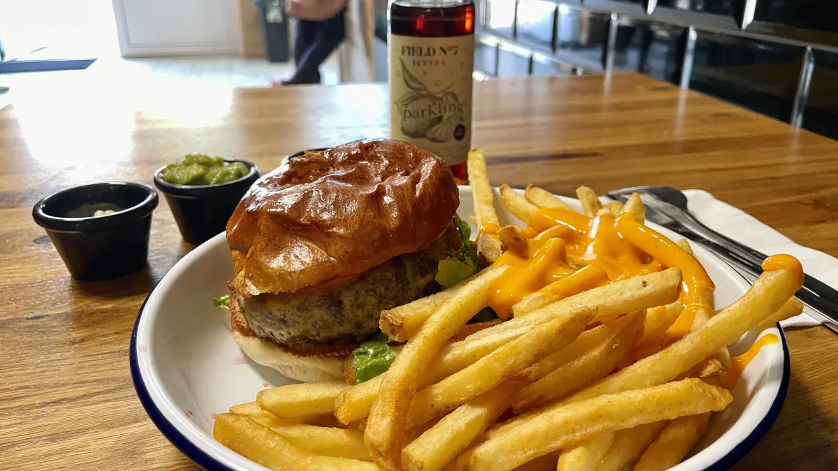 Burger mit Patty aus Kichererbsen im Imbiss der Hall of Meat in Wildau am 11. April 2025