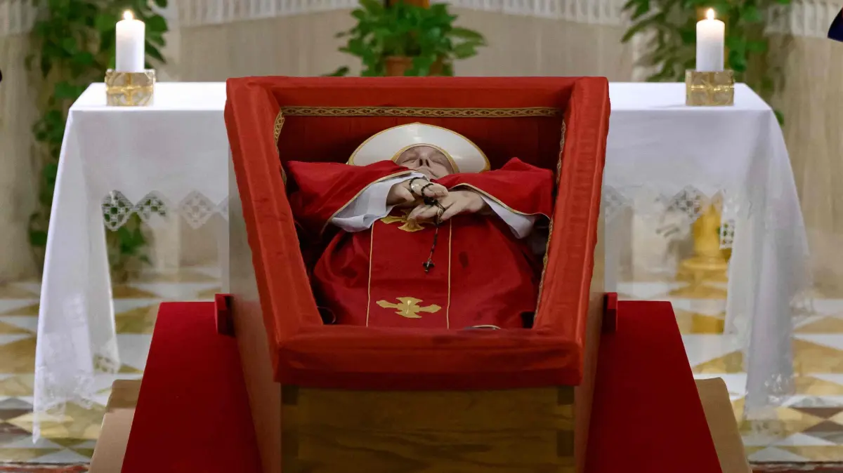 EDITORS NOTE: Graphic content / This photo taken on April 21, 2025 and handout on April 22, 2025 by The Vatican Media shows Pope Francis in his open coffin during the rite of the Confirmation of the Death of the Pontiff at the Chapel of Santa Marta in The Vatican. (Photo by Handout / VATICAN MEDIA / AFP) / RESTRICTED TO EDITORIAL USE - MANDATORY CREDIT "AFP PHOTO / VATICAN MEDIA" - NO MARKETING - NO ADVERTISING CAMPAIGNS - DISTRIBUTED AS A SERVICE TO CLIENTS
