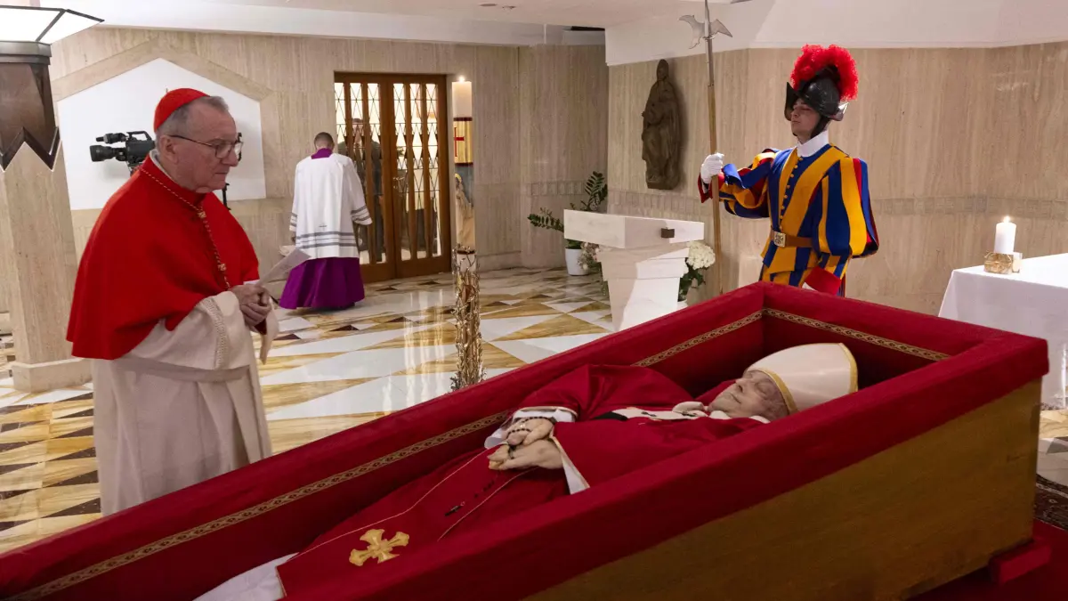 EDITORS NOTE: Graphic content / This photo taken on April 21, 2025 and handout on April 22, 2025 by The Vatican Media shows Pope Francis in his open coffin in The Vatican. (Photo by Handout / VATICAN MEDIA / AFP) / RESTRICTED TO EDITORIAL USE - MANDATORY CREDIT "AFP PHOTO / VATICAN MEDIA" - NO MARKETING - NO ADVERTISING CAMPAIGNS - DISTRIBUTED AS A SERVICE TO CLIENTS