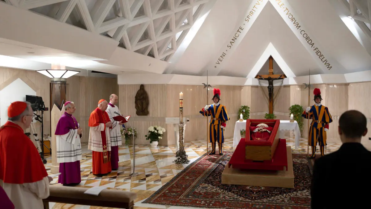 EDITORS NOTE: Graphic content / This photo taken on April 21, 2025 and handout on April 22, 2025 by The Vatican Media shows Pope Francis in his open coffin during the rite of the Confirmation of the Death of the Pontiff at the Chapel of Santa Marta in The Vatican. (Photo by Handout / VATICAN MEDIA / AFP) / RESTRICTED TO EDITORIAL USE - MANDATORY CREDIT "AFP PHOTO / VATICAN MEDIA" - NO MARKETING - NO ADVERTISING CAMPAIGNS - DISTRIBUTED AS A SERVICE TO CLIENTS