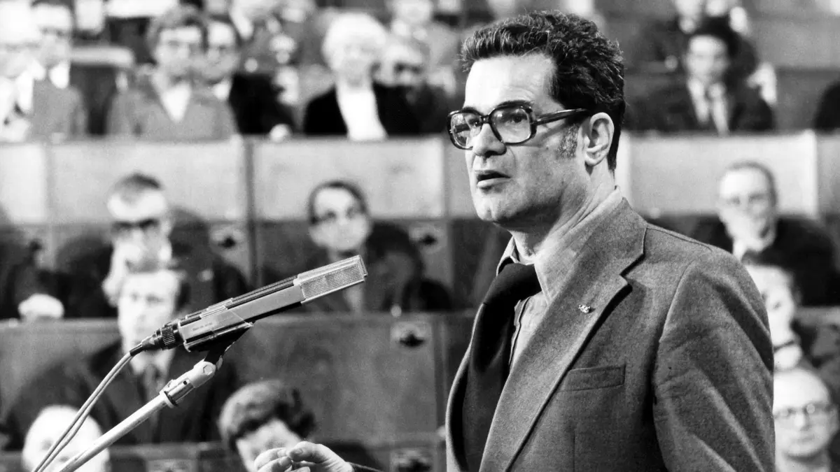 ARCHIV - Konrad Wolf stellt im Februar 1977 in Ost-Berlin im neuen Gebäude der Akademie der Künste, der ehemaligen Volkskammer, seinen Film "Mama, ich lebe" vor (Archivfoto). Wolf gehörte zu den Künstlern in der DDR, die in herausragender Position den Spagat zwischen Kunst und Macht aushalten mussten. Als der hochdekorierte Filmregisseur und Präsident der DDR-Akademie der Künste vor 25 Jahren am 7. März 1982 starb, trauerte nicht nur die DDR um einen der profiliertesten und eigenwilligsten Künstler der DDR. Mit Filmen wie "Der geteilte Himmel" (1964), "Ich war neunzehn" (1968), "Goya" (1972) und "Solo Sunny" (1978) prägte er den Ruf der ostdeutschen Filmkunst über die Landesgrenzen hinaus. Foto: ADN dpa/lbn (zu Korr.-Bericht dpa 0103 vom 03.03.2007) -nur s/w verfügbar- +++ dpa-Bildfunk +++