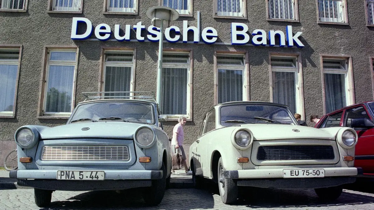 Trabis vor der Deutschen Bank in Bernau. Fotograf Gerd Markert zeigt ab dem Wochenende Bilder aus den 1990er-Jahren, die in der Hussitenstadt entstanden sind.