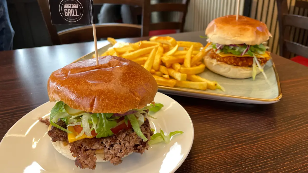 Cheeseburger und Chickenburger mit Pommes im 157 Foods in Königs Wusterhausen Zeesen am Hagebaumarkt am 11.4.2025