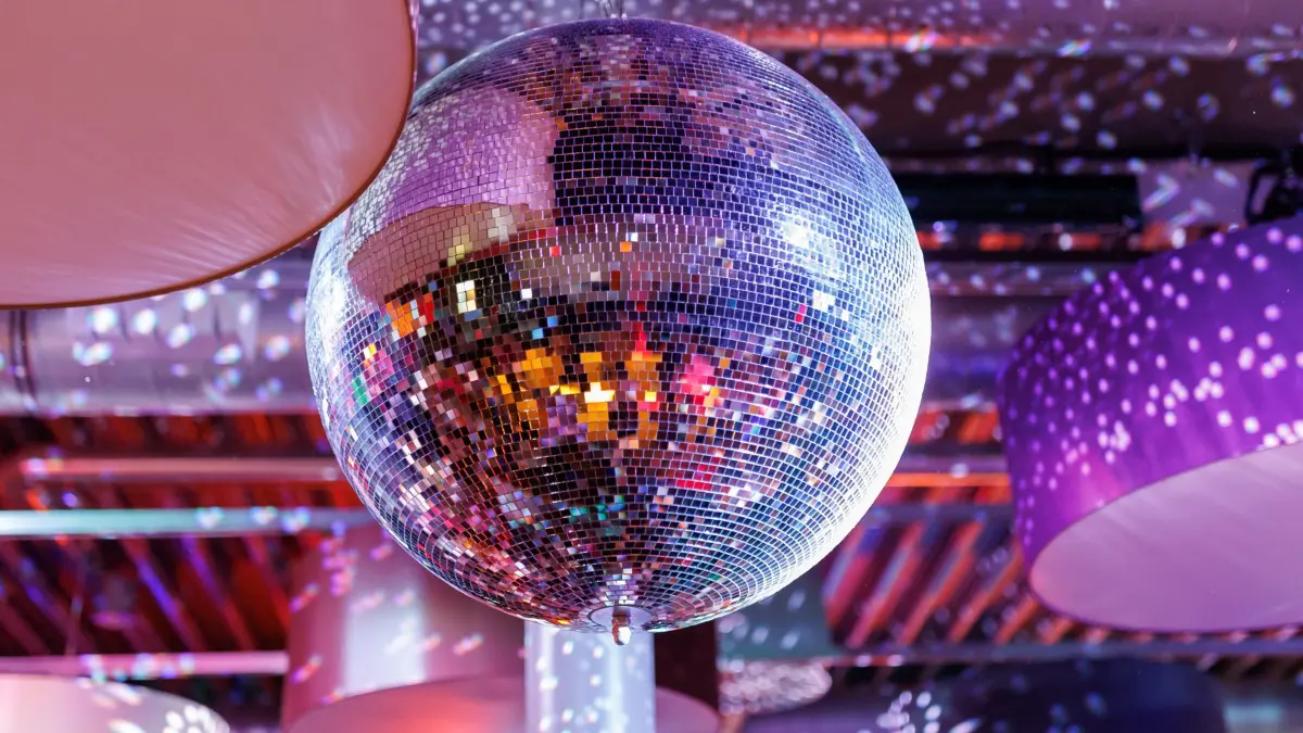 Eine Disco-Kugel hängt über der Tanzfläche im Gate Club im Nürnberger Flughafen während der Party-Reihe "Mama geht Tanzen". Die Nacht durchtanzen - schwierig, wenn man Kinder hat. Denn Eltern sind auch so oft übernächtigt. Für Mütter gibt es deshalb Partys, die vor Mitternacht enden. (zu dpa: «Mama geht Tanzen - und Papa?») +++ dpa-Bildfunk +++
