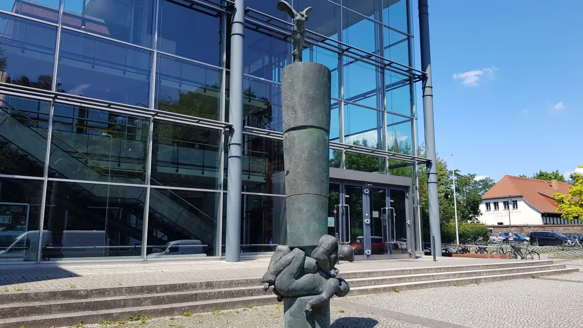 Die Friedenssäule vor dem Paulus-Praetorius-Gymnasium in Bernau.