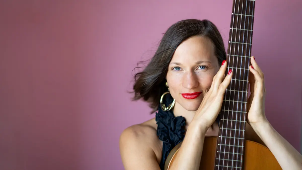 Zuhörerinnen und Zuhörer können sich am Samstag, dem 26. April, ab 10.30 Uhr auf Musik aus verschiedenen Weltregionen freuen. Judith Antkowiak spielt vor dem Neuen Rathaus brasilianische Musik, französische Chansons und deutsche Klassiker. Foto: Malina Ebert
