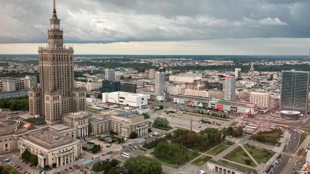 Eine große Regenwolke zieht über der polnischen Hauptstadt Warschau auf, links ist der Kulturpalast zu sehen. +++ dpa-Bildfunk +++