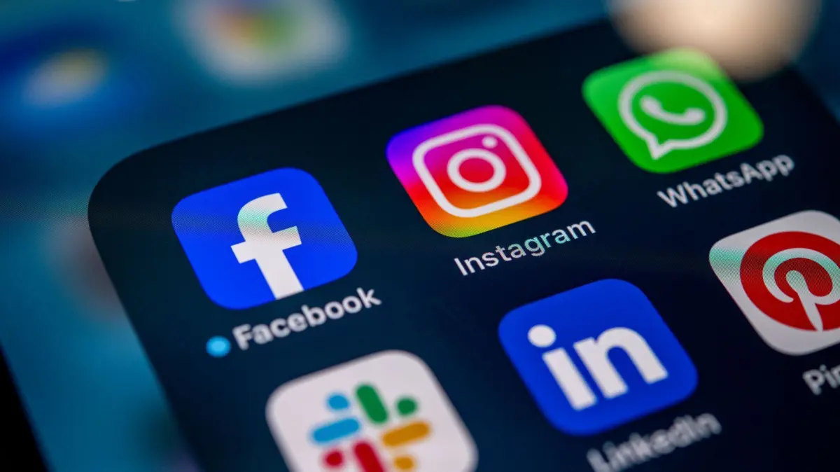 Meta Dienste auf einem Smartphone: ILLUSTRATION - Meta beginnt bald mit plattformübergreifendem KI-Training: Dabei werden Daten von Facebook und Instagram genutzt – Whatsapp bleibt weiterhin Ende-zu-Ende verschlüsselt. (zu dpa: «Instagram & Co: KI-Training mit den eigenen Daten verhindern») Foto: Zacharie Scheurer/dpa-tmn - Honorarfrei nur für Bezieher des dpa-Themendienstes +++ dpa-Themendienst +++