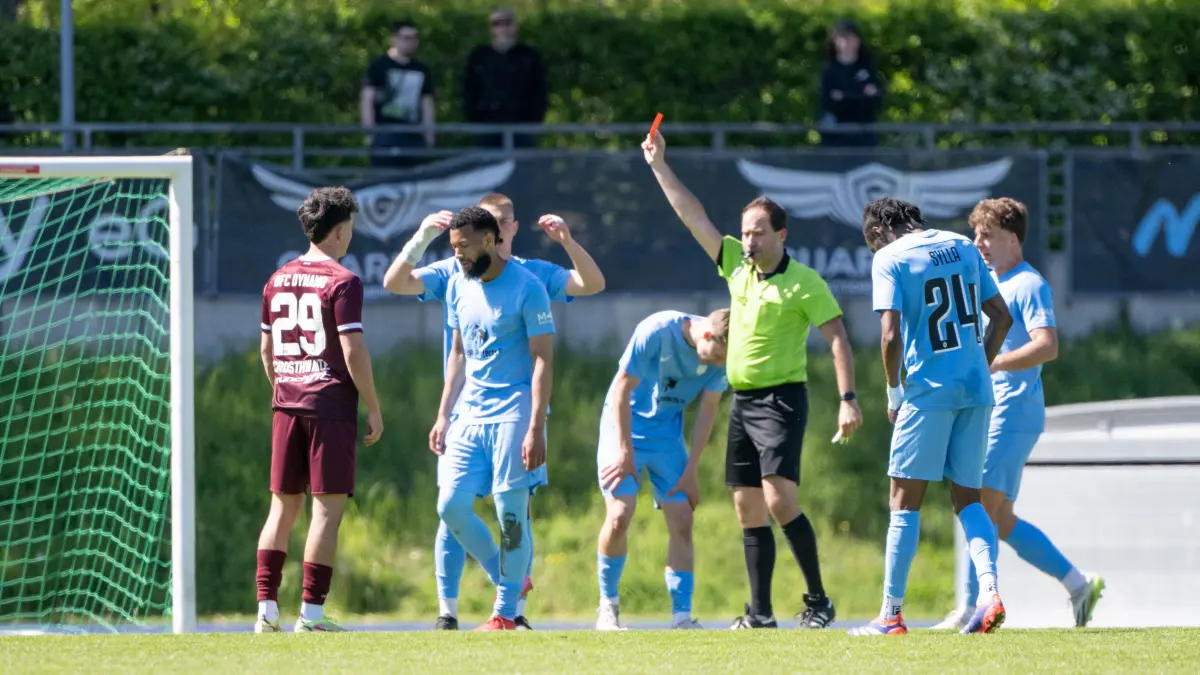 RLNO Viktoria 89 - BFC Dynamo 2024/25: Fußball, Herren, Saison 2024/2025, Regionalliga Nordost (31. Spieltag), FC Viktoria 1889 Berlin - BFC Dynamo, Schiedsrichter Christian Allwardt zeigt Noah Jones (2. v. l., FC Viktoria 89 Berlin) die gelb-rote Karte, 26.04. 2025, Foto: Matthias Koch