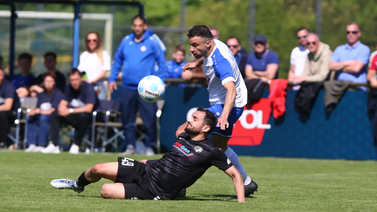 Rassige Duelle: Das Derby der Brandenburgliga zwischen dem Oranienburger FC Eintracht und TuS Sachsenhausen endete mit einem Sieg der Gäste. Hier warf sich Mert Akbal (in Schwarz) in den Zweikampf mit Omar Ali Dieb (Oranienburg).