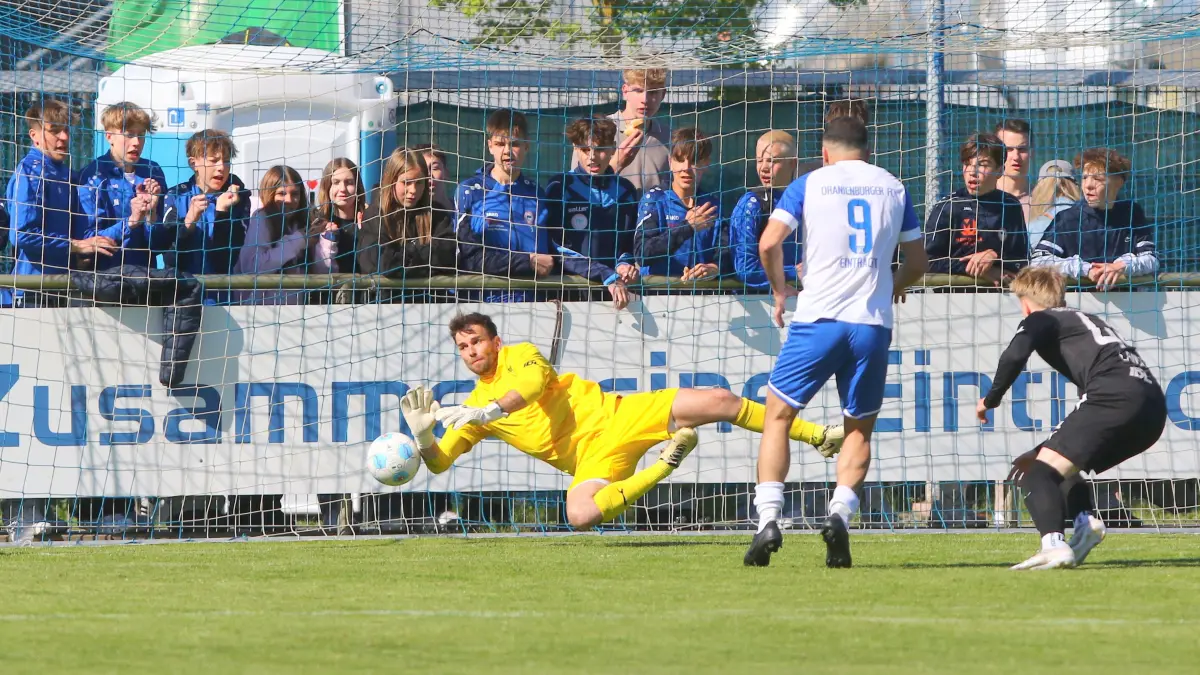 Eine der letzten Paraden: Torwart Nick Schrobback feierte auf seiner Abschiedstour nochmals einen Sieg im prestigeträchtigen Derby. Hier entschärfte er eine Großchance von Omar Ali Dieb vom Oranienburger FC.