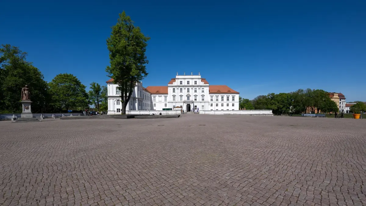 Stadtansicht Oranienburg - Schloss: 28.04.2025, Brandenburg, Oranienburg: Die Fassade des Oranienburger Schlosses erstrahlt weiss bei sonnigem Wetter. Foto: Soeren Stache/dpa - Honorarfrei nur für Bezieher des Dienstes ZB-Funkregio Ost +++ ZB-FUNKREGIO OST +++