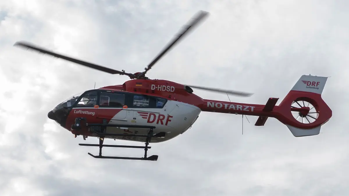 KINA - Hubschrauber reparieren und so Leben mit retten: ARCHIV - 31.10.2022, Berlin: Ein Rettungshubschrauber der Luftrettung (DRF) landet auf einer Kreuzung an der Bundesallee in Berlin-Wilmersdorf, wo eine Radfahrerin bei dem Verkehrsunfall mit einem Lastwagen lebensgefährlich verletzt wurde.
Damit die Rettungshubschrauber im Notfall einsatzbereit sind, kümmern sich Mechanikerinnen und Mechaniker um sie. (zu dpa: «Pferde gehen durch - Kutsche überschlägt sich») Foto: Paul Zinken/dpa +++ dpa-Bildfunk +++