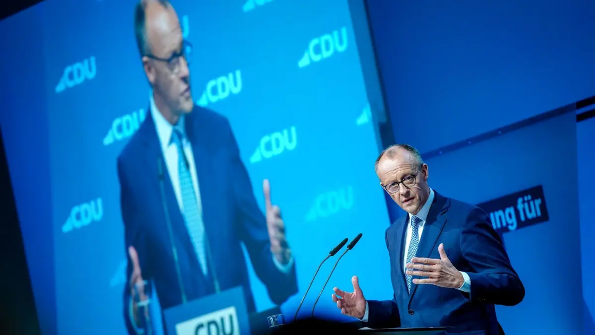 CDU-Bundesausschuss: 28.04.2025, Berlin: Friedrich Merz, Unions-Kanzlerkandidat und CDU-Bundesvorsitzender, spricht beim Bundesausschuss der CDU. Bei dem kleinen Parteitag der CDU soll die Zustimmung zu einem Koalitionsvertrag der Union mit der SPD zur Bildung einer Bundesregierung erfolgen und die künftigen Minister vorgestellt werde. Foto: Kay Nietfeld/dpa +++ dpa-Bildfunk +++