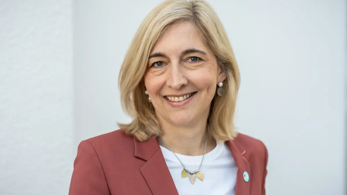 CDU - Bundesausschuss: 28.04.2025, Berlin: Nina Warken (CDU) designierte Bundesministerin für Gesundheit, aufgenommen beim Bundesausschuss der CDU. Bei dem kleinen Parteitag der CDU soll die Zustimmung zu einem Koalitionsvertrag der Union mit der SPD zur Bildung einer Bundesregierung erfolgen und die künftigen Minister vorgestellt werde. Foto: Michael Kappeler/dpa +++ dpa-Bildfunk +++