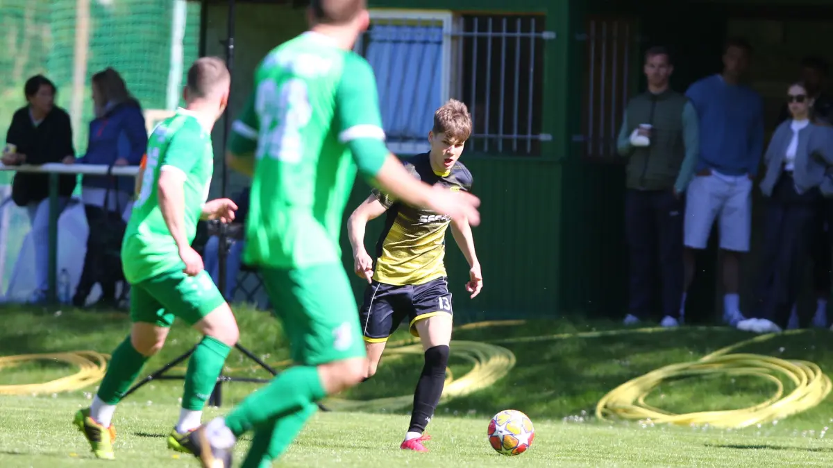 Sportler der Woche, Kandidat aus der Fußball Landesliga, Mattis Raschke vom BSC Fortuna Glienicke am Ball