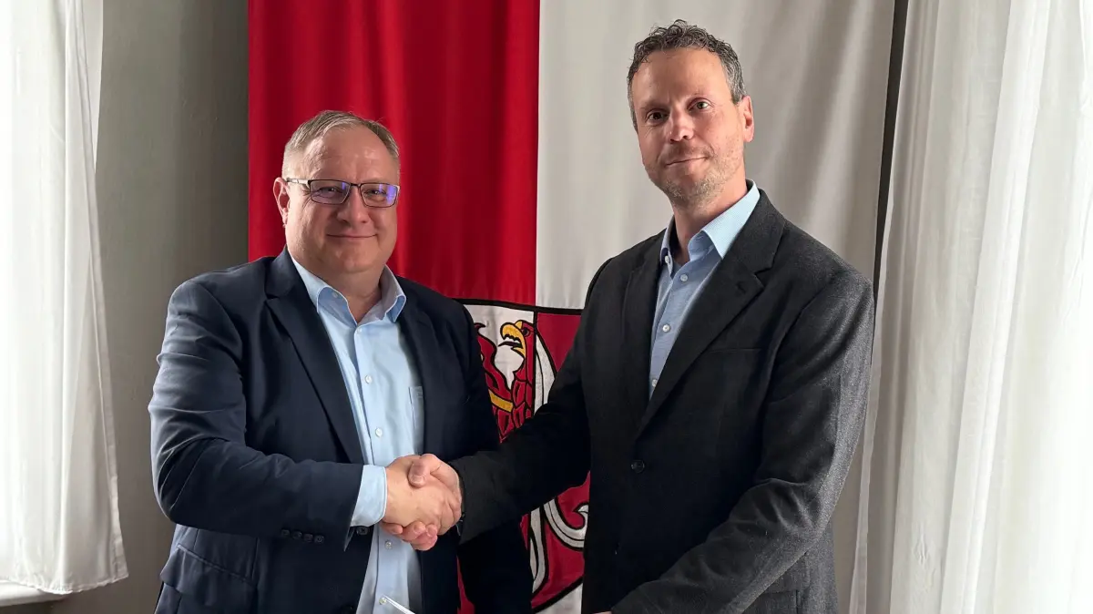 Stadtverordnetenvorsteher André Witzlau gratuliert Alexander Kretzschmar, Bürgermeister Zehdenick