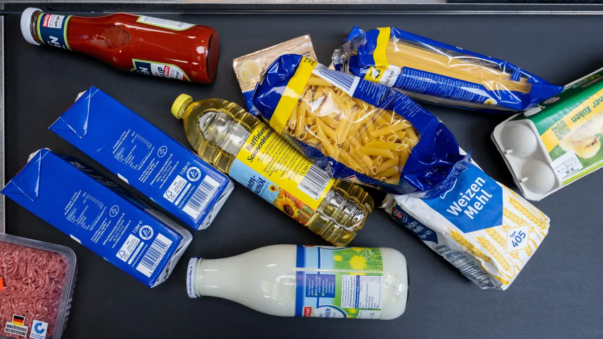 Lebensmittel, darunter Sonnenblumenöl und Getreideprodukte, liegen in einem Supermarkt in Leipzig an der Kasse auf dem Band. Die Auswirkungen des Ukraine-Krieges auf die Agrarmärkte und die Lebensmittelpreise sind zentrale Themen auf dem Deutschen Bauerntag. (Zu dpa "Bauerntag: Folgen des Ukraine-Kriegs und Nahrungspreise im Blick") +++ dpa-Bildfunk +++
