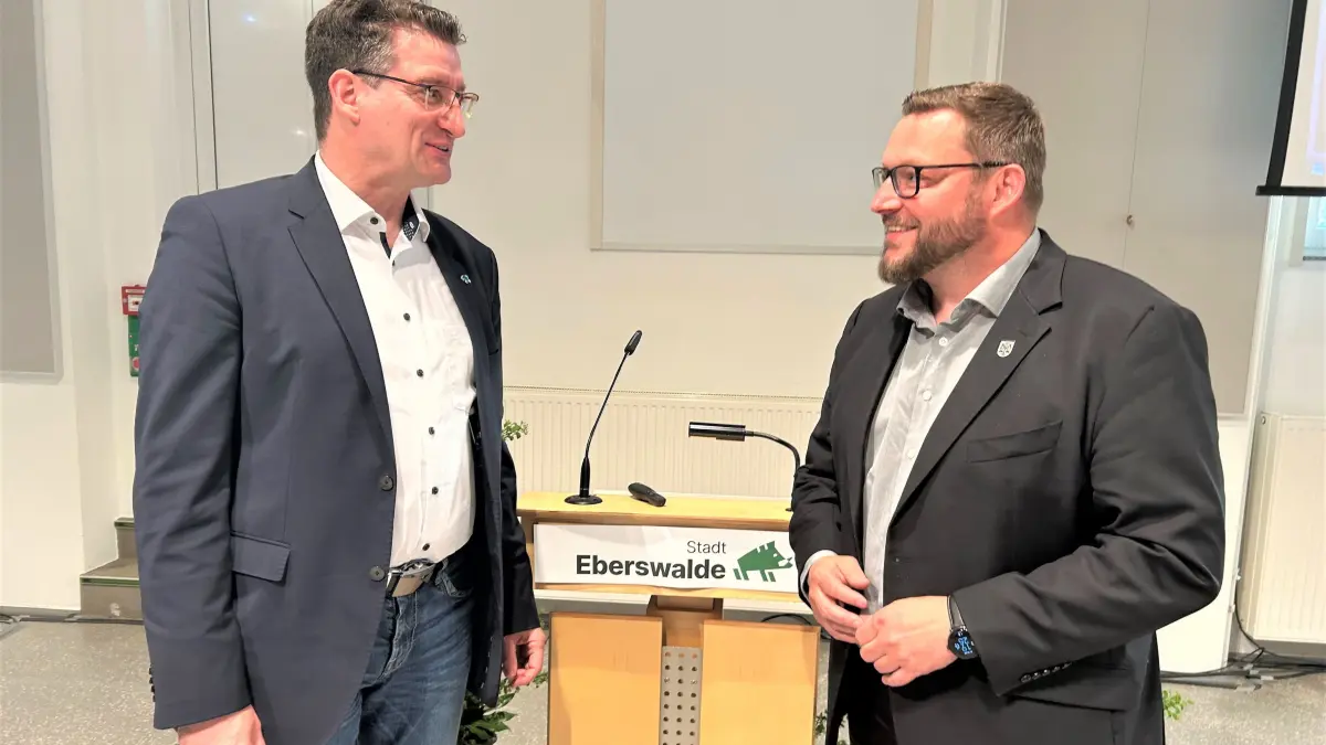 Beförderung in Eberswalde: Maik Berendt (links), Dezernent für Verwaltung und Finanzen, ist ab Juni 2025 neuer erster allgemeiner Stellvertreter von Bürgermeister Götz Herrmann. Hier sprechen die beiden Führungskräfte in der Pause der Stadtverordnetenversammlung miteinander.