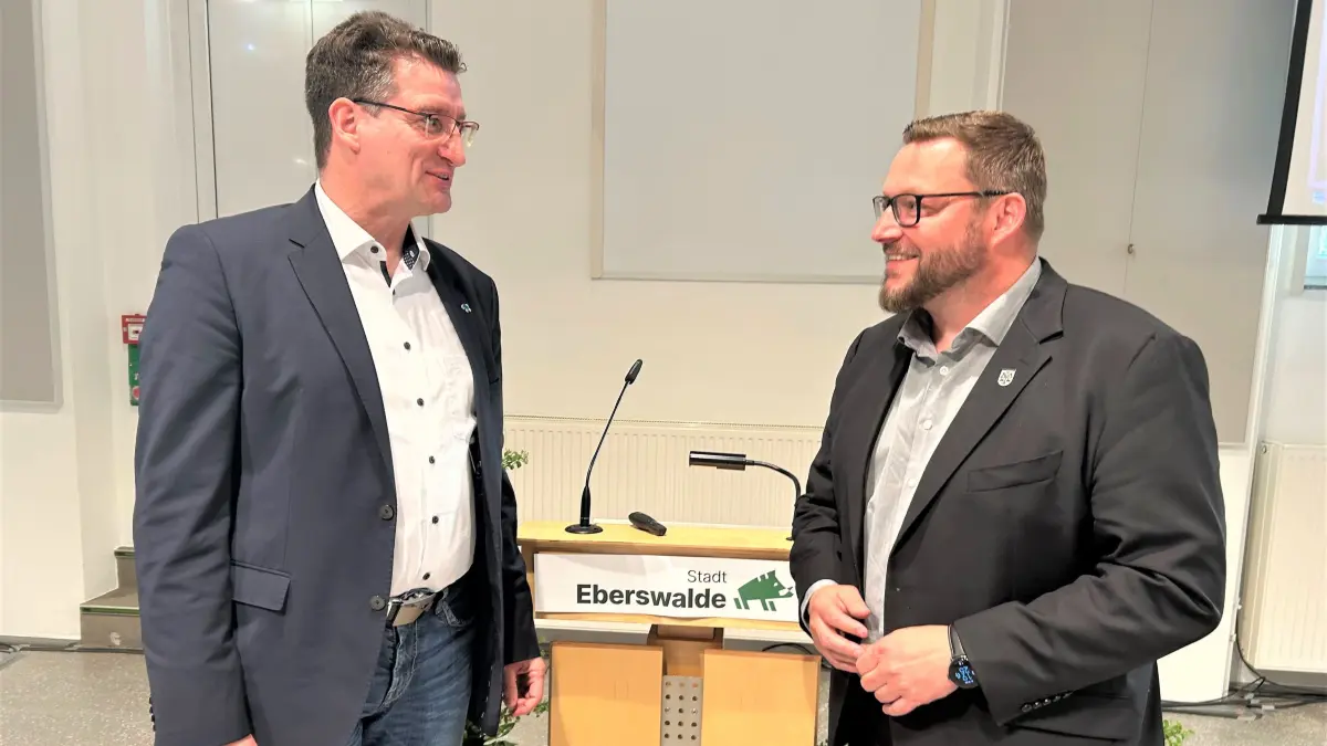 Beförderung in Eberswalde: Maik Berendt (links), Dezernent für Verwaltung und Finanzen, ist ab Juni 2025 neuer erster allgemeiner Stellvertreter von Bürgermeister Götz Herrmann. Hier sprechen die beiden Führungskräfte in der Pause der Stadtverordnetenversammlung miteinander.