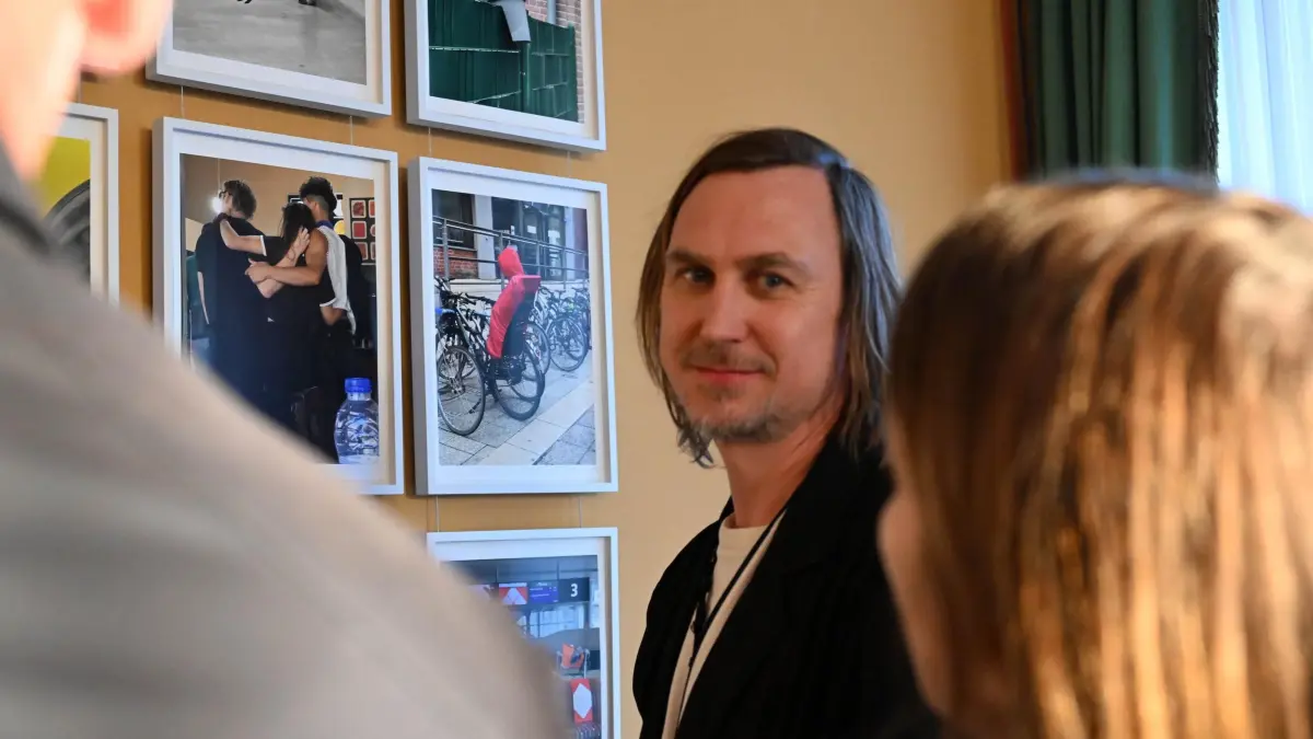 Schloss Branitz Romatik pu up: Lars Eidinger, Schauspieler und Künstler
Romantisiert euch! Interventionen zeitgenössischer Kunst im Schloss Branitz
Heute wurde im Schloss Branitz die Pop-Up-Ausstellung NEOROMANTIK eröffnet.
Im Themenjahr 2025 „GEISTREICH. Poesie um Pückler“ fragt Schriftsteller Simon Strauß in der von ihm kuratierten Ausstellung: Was bedeutet Empfindung heute? In welchen ästhetischen, sozialen, politischen Zusammenhängen steht sie? Braucht unser digitalbe- wirtschaftetes Leben wieder den unmittelbaren Moment? Und wie ordnet sich das in die Krisenhaftigkeit unserer Gegenwart ein – in die Zeit von Kriegen, der Suche nach einer Zukunft, die den Schutz der Natur und den Zusammenhalt der
Gesellschaft verbindet? Kann hierfür die Romantik der Spätmoderne Lösungen anbieten?
In den historischen Salonräumen des Fürsten Pückler zeigt die
Pop-Up Ausstellung Positionen von acht Künstlerinnen und Künstlern. Berühmtheiten stehen neben Unbekannten, gerade Beginnende neben gerade Gestorbenen. Es geht um ein neues Verhältnis zum alten Sehnsuchtsbegriff „Romantik“.
Mit Textil oder Fotografie, von Skulptur bis Tech-Art werden abenteuerliche Assoziationsräume geschaffen, so im Schlafzimmer des Fürsten, im Grünen Saal und in der Ahnengalerie. Mal wie zufällig, mal in gezielter Kontrastierung oder fast unsichtbar, werden in die Sammlungen und Interieurs des 19. Jahrhunderts Kunstwerke der Gegenwart eingestreut. Es geht darum, im Schloss des „halben Poeten“ und Dichter eigenen Ranges in der Zeit der Romantik, Fürst Pückler, neue und zeitgemäße Blicke auf den Sehnsuchtsbegriff „Romantik“ zu werfen.
Mit Werken von: Nigin Beck, Lars Eidinger, Erika Hegewisch, Ralph Mecke, Benyamin Reich, Slawomir Elsner, Charlotte Streicher, Anne Schönharting