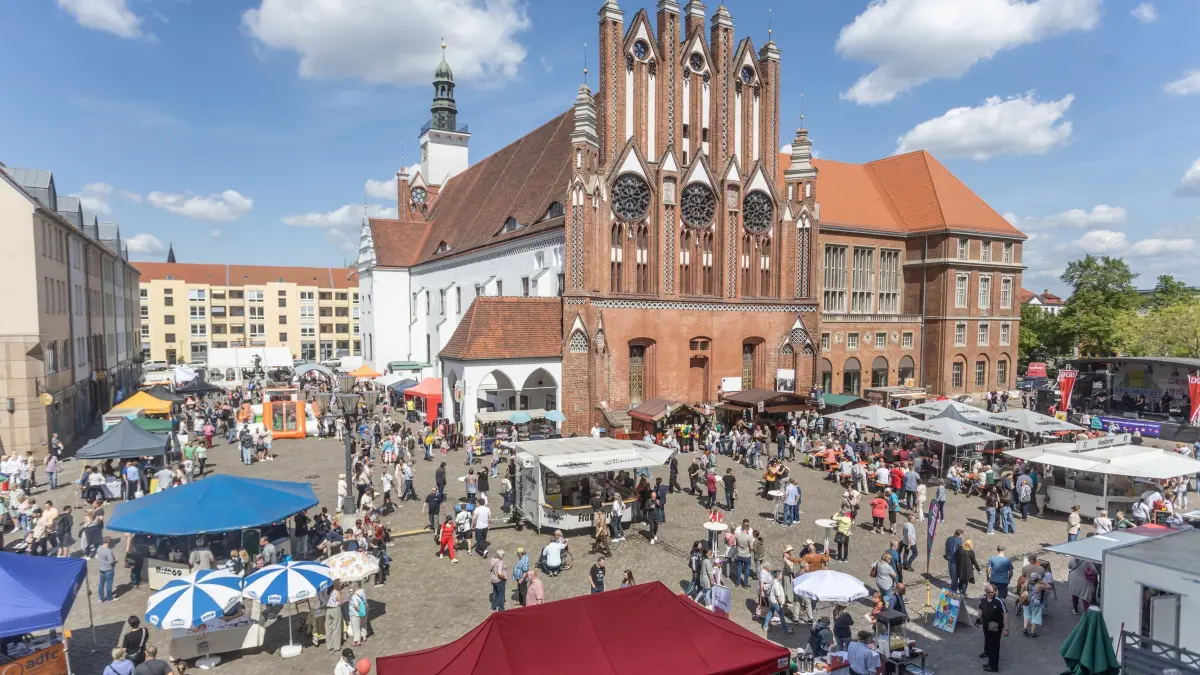 Das Brückenfest ist ind diesem Jahr auf den Marktplatz umgezogen. Wie lange die Bauarbeiten an der Oder noch dauern ist ungwiss. Statt bisher zwei Bühnen gabe es diesmal nur eine, was deutlich weniger reden und Diskussionsbeiträge zuließ.