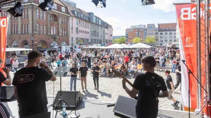 Riesenstimmung vor dem Rathaus am 1. Mai trotzt Befürchtungen