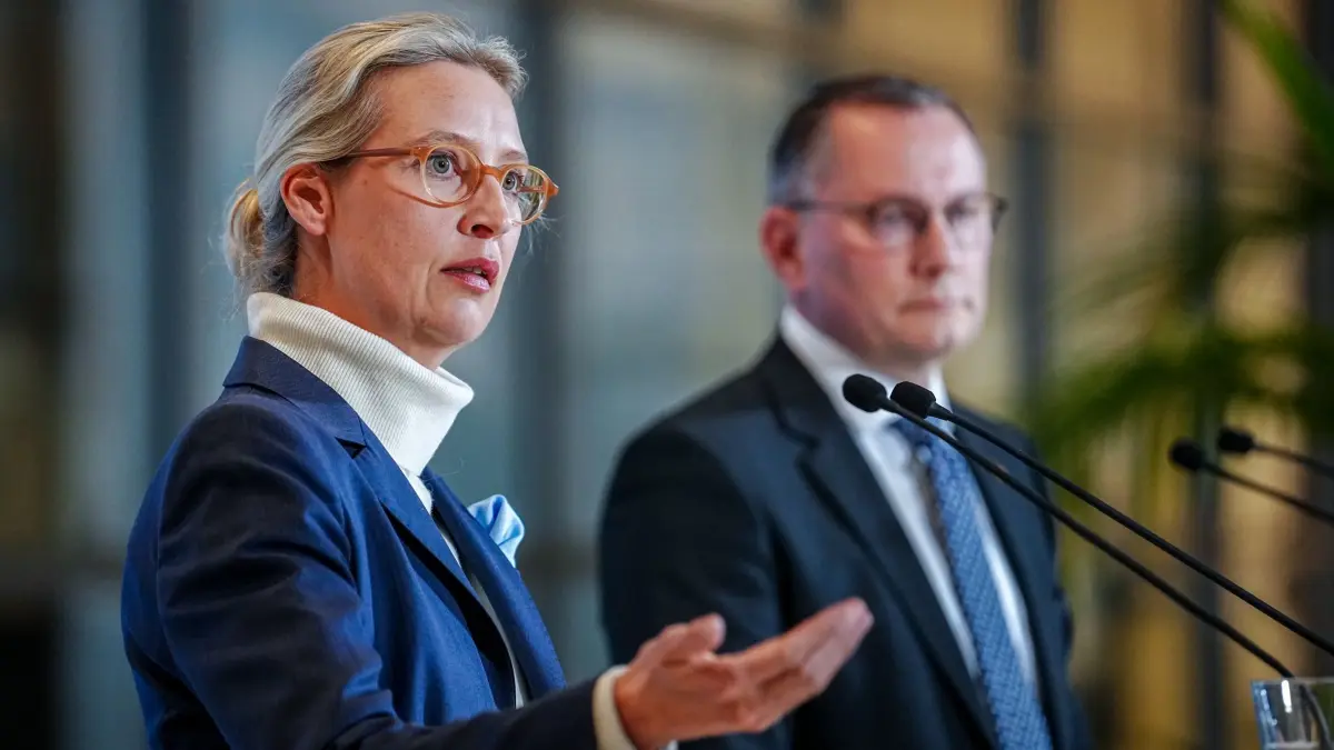 Weidel und Chrupalla: ARCHIV - 12.03.2025, Berlin: Alice Weidel, Bundes- und Fraktionsvorsitzende der AfD, und Tino Chrupalla, AfD-Bundesvorsitzender und Fraktionsvorsitzender der AfD, geben eine Pressekonferenz. (zu dpa: «Verfassungsschutz: AfD ist gesichert rechtsextremistisch») Foto: Kay Nietfeld/dpa +++ dpa-Bildfunk +++