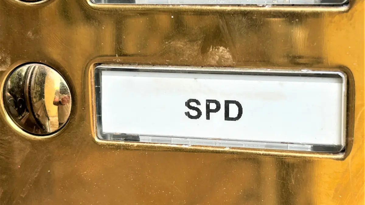 Klingel am SPD-Büro: Das Kondolenzbuch liegt in der Geschäftsstelle dieser Partei am Karl-Marx-Platz 4 in Eberswalde aus.