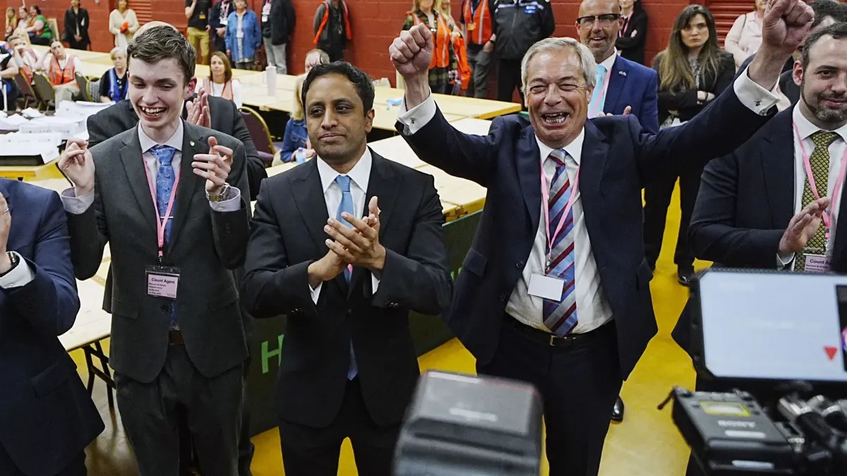 Aufwind für Farage: 02.05.2025, Großbritannien, Widnes: Der Vorsitzende von Reform UK, Nigel Farage jubelt vor Medienvertretern, nachdem die Reformkandidatin S.Pochin die Nachwahlen in Runcorn und Helsby im DCBL Halton Stadium, Widnes, Cheshire, gewonnen hat. Foto: Peter Byrne/PA Wire/dpa +++ dpa-Bildfunk +++