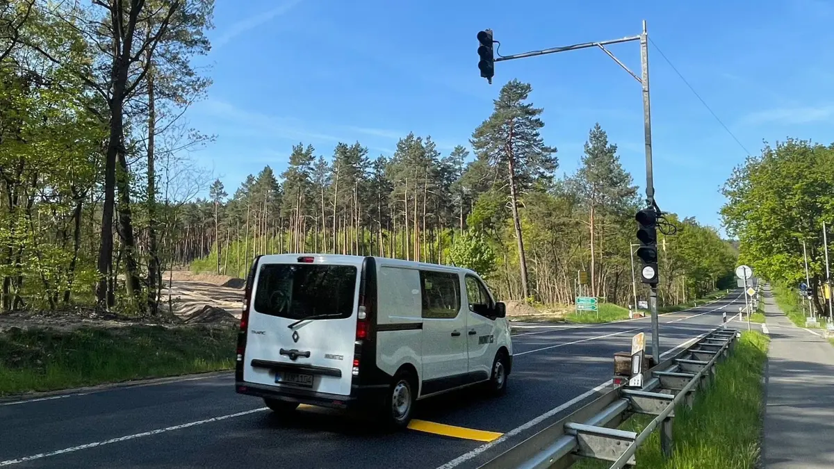 Auf der B246 zwischen Eisenhüttenstadt und Beeskow wurde eine Ampel installiert. Warum ist mit Wartzeiten zu rechnen?
