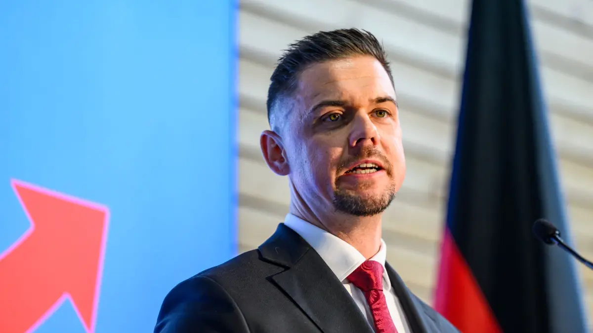 Landesparteitag AfD Brandenburg: ARCHIV - 23.11.2024, Brandenburg, Prenzlau: Hannes Gnauck, AfD Bundestagsabgeordneter und Vorsitzender der Jungen Alternative Deutschland, spricht auf dem Landesparteitag der AfD Brandenburg. Hannes Gnauck wurde auf dem Landesparteitag auf Platz 2 der Landesliste für die kommende Bundestagswahl gewählt. Auf dem Landesparteitag will die Brandenburger AfD die personellen Weichen für die Bundestagswahl im Februar aufstellen. (zu dpa: «Was bedeutet die neue Einstufung für die AfD?») Foto: Patrick Pleul/dpa +++ dpa-Bildfunk +++