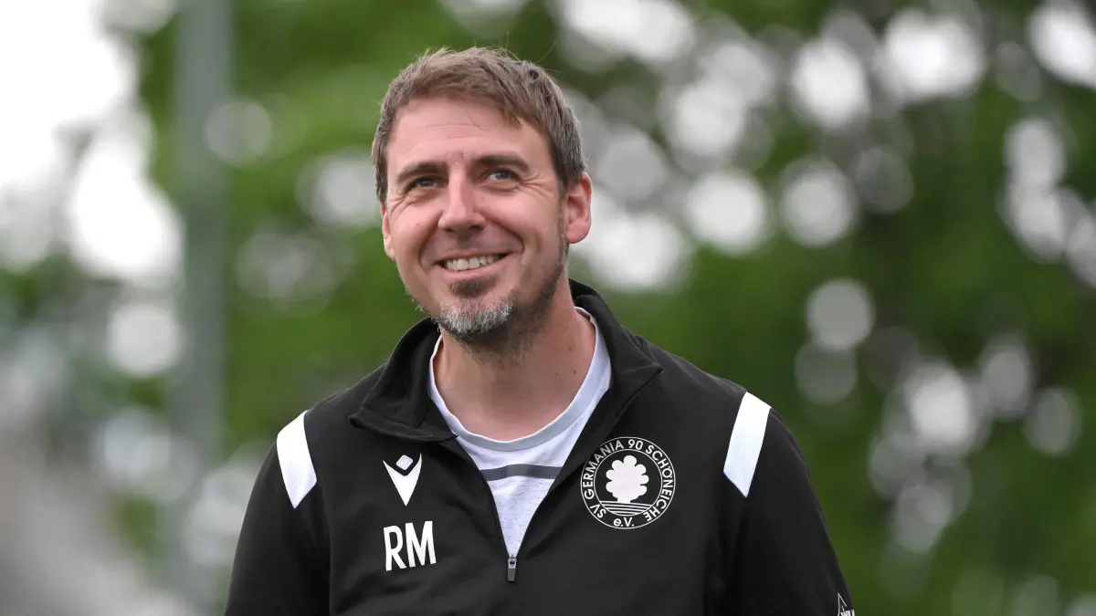 Fussball : Schöneiche Jahn-Sportplatz, Fussball Brandenburgliga, Germania Schöneiche - Petershagen-Eggersdorf, Trainer Ronald Mersetzky
FOTO BENK 03.05.2025