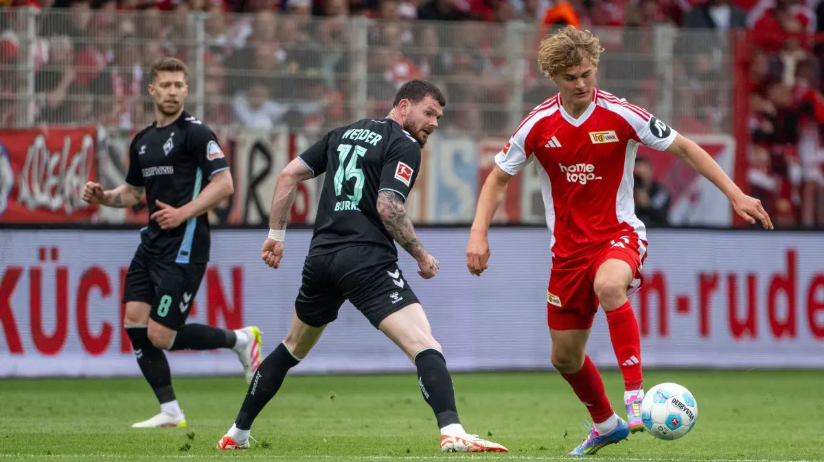 1.BL 1. FC Union - Werder Bremen 2024/25: Fußball, Herren, Saison 2024/2025, 1. Bundesliga (32. Spieltag), 1. FC Union Berlin - Werder Bremen, v. l. Mitchell Weiser (Werder Bremen), Oliver Burke (Werder Bremen), Tom Rothe (1. FC Union Berlin), 03.05. 2025, Foto: Matthias Koch