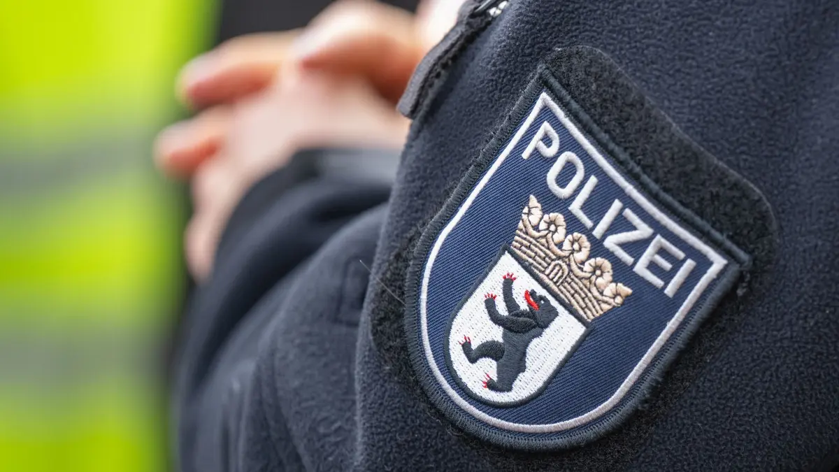 Polizeibeamter Berlin: ARCHIV - 08.02.2024, Berlin: Das Logo der Berliner Polizei mit schwarzen Bären und Schriftzug auf der Uniform eines Polizeibeamten. (Symbolbild) (zu dpa: «AfD-Mitglieder im Staatsdienst? GdP für einheitliche Linie») Foto: Monika Skolimowska/dpa +++ dpa-Bildfunk +++