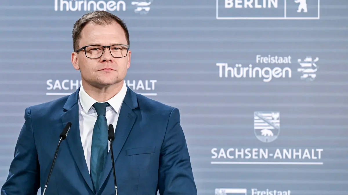 Carsten Schneider: ARCHIV - 03.04.2025, Berlin: Carsten Schneider (SPD), Ostbeauftragter der geschäftsführenden Bundesregierung, auf der Konferenz der ostdeutschen Regierungschefs in der Vertretung des Freistaates Thüringen. (zu dpa: «Carsten Schneider wird neuer Bundesumweltminister») Foto: Jens Kalaene/dpa +++ dpa-Bildfunk +++