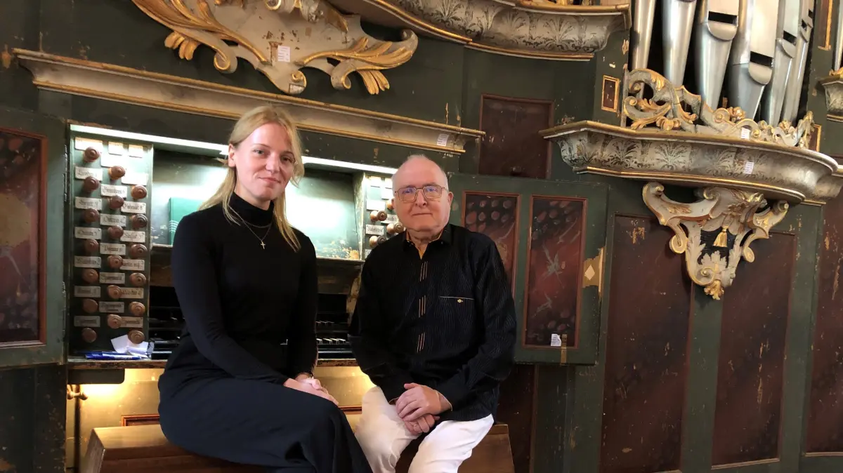 Einsatz für eine Königin: Maria Scheller, Kantorin der Marienkirche Angermünde, und Jürgen Bischof, Kurator der Stiftung Uckermärkische Orgellandschaft, rücken die berühmte Barock-Orgel der Marienkirche in den Mittelpunkt einer brandenburgweit einzigartigen Konzertreihe. Das Instrument braucht dringend Hilfe.