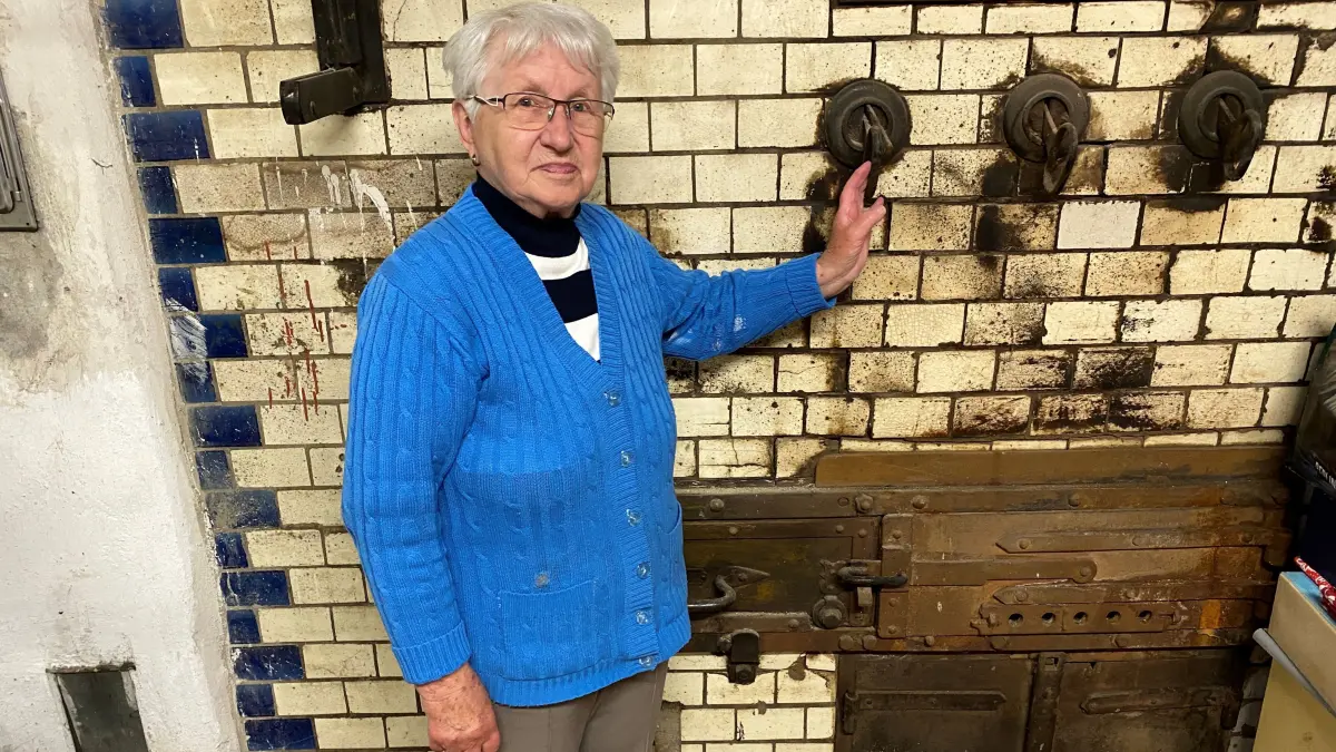 War vom Haus ihrer Großeltern das Einzige, was noch heil war: Brigitte Noack vor dem Backofen der Bäckerei Woitke in Wiesenau. Dort hatte sie viele Jahre gearbeitet.