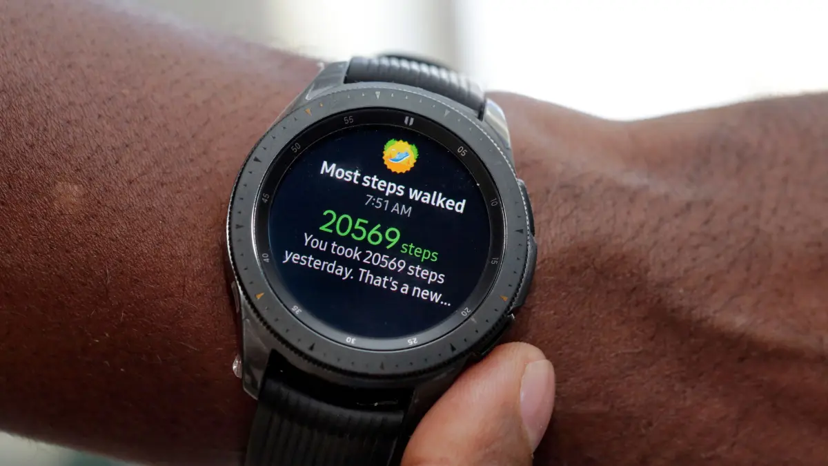 23.08.2018, USA, New York: Ein Mann trägt die neue Samsung Galaxy Watch. Foto: Richard Drew/AP/dpa +++ dpa-Bildfunk +++