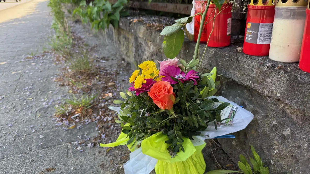 Unfall mit Todesfolge in Nassenheide Kerzen und Blumen für den Verstorbenen