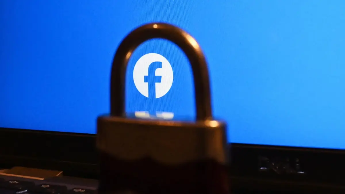 ILLUSTRATION - ILLUSTRATION - Nahaufnahme durch ein Schloss auf einen Laptop-Bildschirm, auf dem das Facebook-Logo zu sehen ist. Der Bundesgerichtshof (BGH) hat geprüft, unter welchen Voraussetzungen Opfer eines massiven Datendiebstahls bei Facebook Anspruch auf Schadenersatz haben. (zu dpa: «Datenleck bei Facebook: Anschluss an Sammelklage möglich») Foto: Anna Ross/dpa - Honorarfrei nur für Bezieher des dpa-Themendienstes +++ dpa-Themendienst +++