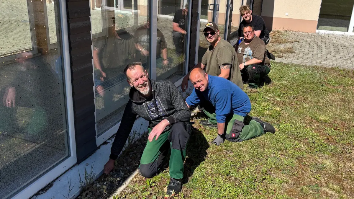 Ein Team des Vereins Lebenshilfe aus Strausberg unter der Leitung von Manuel Paape (Mitte) jätet aktuell die Grünflächen an der Kindernachsorgeklinik.