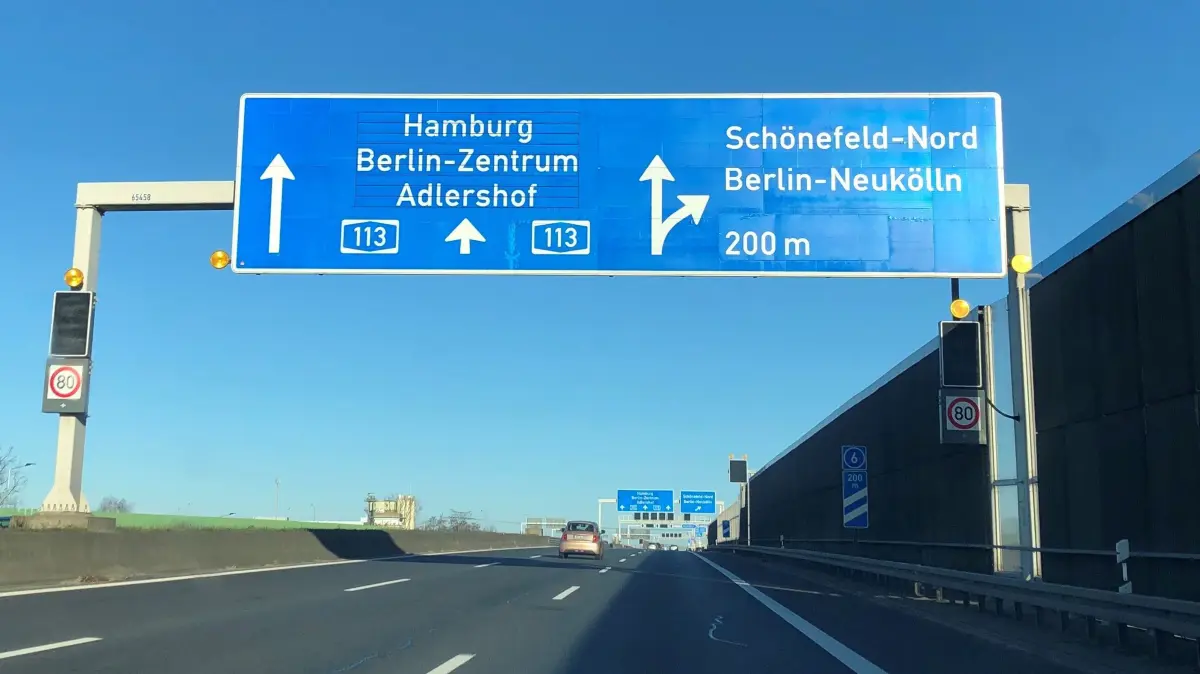 Die A113 bleibt bis Ende Juli zweispurig.