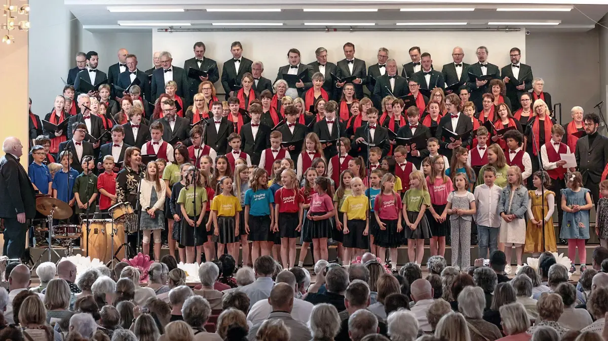 Muttertagskonzert Frankfurt (Oder): Frankfurt (Oder), 12.05.2024 - Konzerthalle - Muttertagskonzert mit nachstehenden Choeren,
Großer Chor der Singakademie, Knaben Chor, Knabenchor unter der Leitung von Miguel Ehlert, der deusch-polnische Projektchor Singing all Together under der Leitung von Magdalena Ilowska aus Slubice, die Nachwuchs-Gruppe unter der Leitung von Doris Blenk und die Froebelhortkinder.
Die Gesamtleitung des Konzertes lag in den Haeden von Rudolf Tiersch (links im Bild).