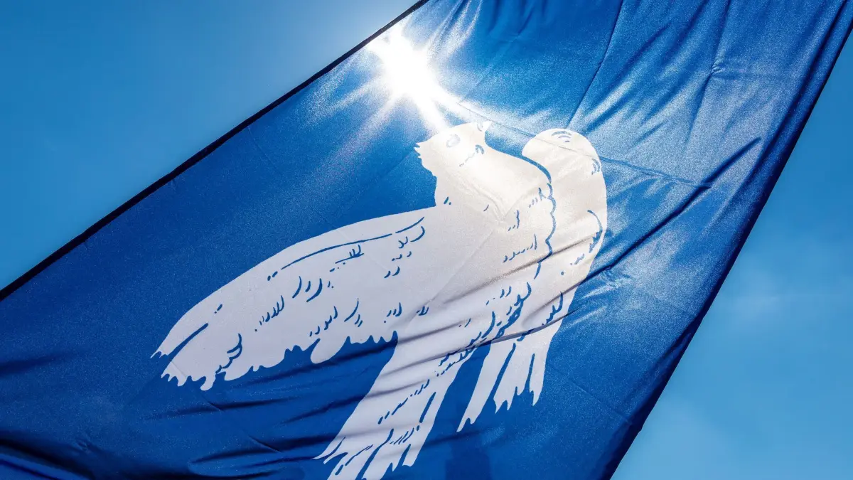 Gedenken an Kriegsende vor 80 Jahren: ARCHIV - 17.04.2022, Brandenburg, Frankfurt (Oder): Eine Fahne mit einer Friedenstaube verdeckt die Sonne. (zu dpa: «Linke will 8. Mai als bundesweiten gesetzlichen Feiertag») Foto: Frank Hammerschmidt/dpa +++ dpa-Bildfunk +++