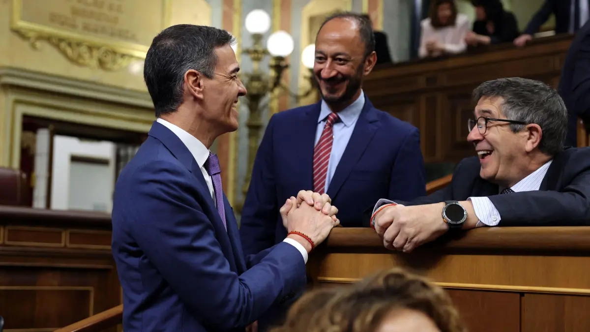 Spanish Prime Minister Pedro Sanchez (L) speaks with socialist MP's Alfonso Rodriguez Gomez (C) and Patxi Lopez (R) during a plenary session to discuss, among other things, the April 28 nationwide power outage, which also affected Portugal and parts of southwestern France, at Las Cortes Congress of Deputies in Madrid on May 7, 2025. (Photo by Thomas COEX / AFP)