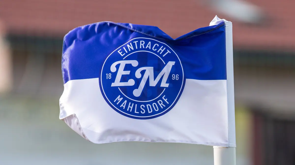 OL Eintracht Mahlsdorf - Berliner AK 2024/25: Fussball, Herren, Saison 2024/2025, NOFV Oberliga Nord (29. Spieltag), BSV Eintracht Mahlsdorf - Berliner Athletik Klub, Eckfahne mit Logo von Mahlsdorf, 07.05. 2025, Foto: Sebastian Räppold / Matthias Koch
